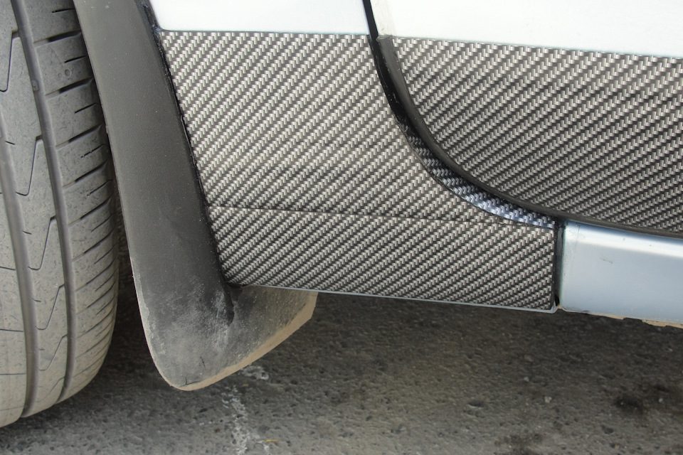Внешний тюнинг, часть 4: защитная лента 3D карбон на пороги. — Mitsubishi  Colt, 1.3 л., 2008 года на DRIVE2